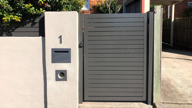 portail à lamelles en aluminium